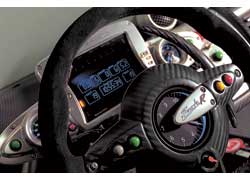 Главный прибор в каждом спортивном автомобиле – тахометр. Его шкалу разместили прямо в центре рулевого колеса. Остальная информация выводится на электронный дисплей.