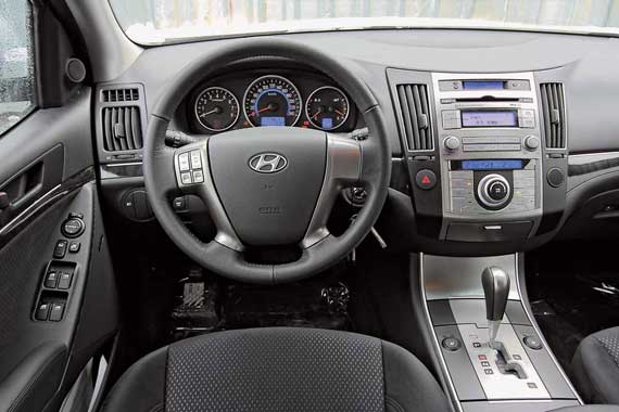 Интерьер в Hyundai выглядит скромнее. Украинские версии машины не обзавелись цветным монитором, хотя он уже давно стал нормой для представителей премиум-сегмента. 