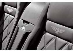 За узковатым задним сиденьем cпрятан сабвуфер аудиосистемы Naim for Bentley. Ее 14 динамиков обеспечивают достойное звучание и с опущенной крышей.
