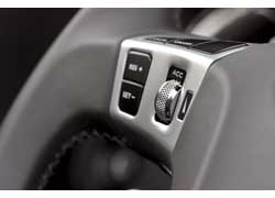 Радар и процессор активного круиз-контроля, поддерживая дистанцию , задаваемую клавишей на руле, сами «ведут» кабриолет в потоке. Bentley может тормозить самостоятельно – вплоть до полной остановки.