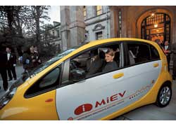 Премьер-министр Украины Юлия Тимошенко во время рабочего визита в Японию познакомилась с инновационными технологиями Mitsubishi Motors – в частности, с электромобилем i MiEV, претендующим на звание «Лучший экологичный автомобиль 2009 года».