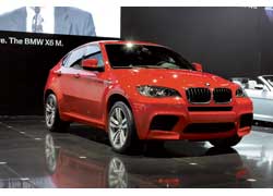 Новейший BMW X6 M претендует на роль самого спортивного кроссовера на рынке. Машину оснастили 555-сильной «восьмеркой» с двойным турбонаддувом. Разгон от 0 до 100 км/ч занимает всего 4,5 секунды.