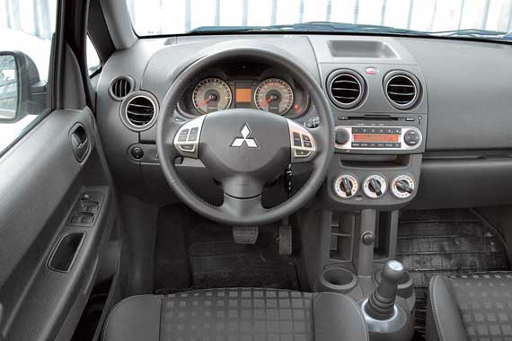 В новом интерьере используются многие элементы от Lancer X: руль, цифровой информационный дисплей, аудиосистема.
