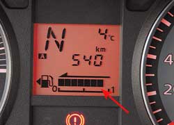 Графический индикатор уровня топлива менее информативен, чем прежний стрелочный.