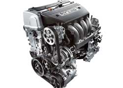 Разные характеристики обусловлены различной форсировкой мотора, которая зависит от предназначения агрегата.