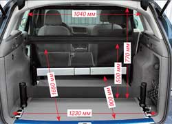 Багажник объемом 540 л имеет дополнительное оборудование – сетки, оградительные барьеры и передвигаемые фиксаторы. 
