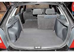 Задние сиденья Mazda 323 двигаются на салазках назад/вперед на 16 см, позволяя увеличить объем багажника или запас места для ног пассажиров.