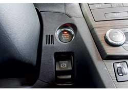 В стандартное оснащение 2,0-литрового Avensis входит кнопка запуска/остановки мотора и электрический привод стояночного тормоза.