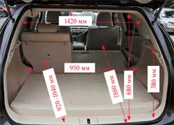 Багажник Lexus RX вмещает всего 446 л. Зато для облегчения погрузки-выгрузки водитель может на 40 мм опустить корму. 