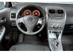 В интерьере Corolla с АКП всего три новшества: иной селектор переключения передач, отсутствие подрулевых лепестков и индикации, подсказывающей о необходимости переключить передачу в ручном режиме.