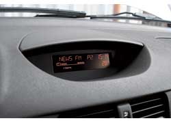 Данные настроек аудиосистемы и температуры воздуха «за бортом» в Renault выводятся на экран, расположенный по центру торпедо. 