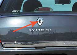 У Renault оригинальное расположение кнопки отпирания крышки багажника. Она находится в центре эмблемы-ромба. 
