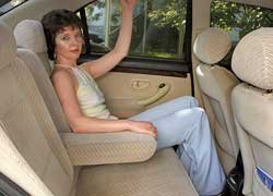 Салон Peugeot 406 – наиболее уютный, благодаря чему создается впечатление, что сидишь в любимом домашнем кресле. Места для ног хватает и высоким людям. Но сидящему посредине мешает  выступающий кожух центрального  тоннеля. 