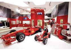 Магазин модной одежды и аксессуаров компании Ferrari 