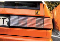 При переходе от первого поколения ко второму VW Scirocco поменял острые грани на более плавные. Стали уже стойки кузова и фонари. 