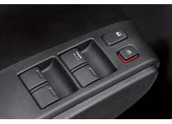 В качестве дополнительного оборудования в тестируемом Jazz установлена система громкоговорящей связи Honda Car Kit с голосовым управлением. Из всех кнопок стеклоподъемников подсветка есть только у водительской. 