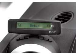В качестве дополнительного оборудования в тестируемом Jazz установлена система громкоговорящей связи Honda Car Kit с голосовым управлением. Из всех кнопок стеклоподъемников подсветка есть только у водительской. 