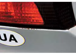 Ржавчина в Previa может появиться на крышке багажника: в нижней части заднего стекла и в местах крепления декоративной планки вокруг номерного знака. 
