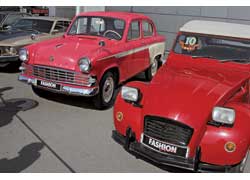 На площадке ретро-автомобилей «Гадкий утенок» Citroёn 2CV соседствовал с «гламурным» «Москвичом-403».