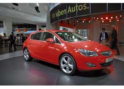 Официальное представление для публики нового поколения Opel Astra было проведено вместе с обновленным логотипом, на котором теперь выгравировано название марки.