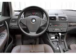Интерьер BMW X3 существенно отличается от салонов других баварских моделей. При этом к эргономике претензий нет. Все кнопки понятны и на своих местах.