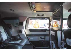 Участник из Беларуси привез декорированный хромом Hummer H2 с кожаными креслами и 21-дюймовым телевизором в салоне.