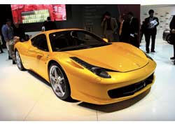 Купе Ferrari 458 Italia обойдется покупателям в 180 тысяч евро. Под капотом – новый 4,5-литровый 570-сильный V8.
