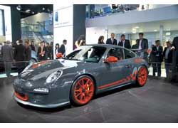 Всего за 122400 евро (без налогов) можно стать обладателем 450-сильной версии Porsche 911 GT3.