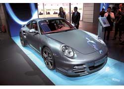 В арсенале Porsche 911 Turbo – 3,8-литровый 500-сильный мотор и полный привод.