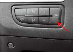 Сменять яркость подсветки приборов и листать данные информационного  дисплея можно  крупными кнопками   слева от рулевой колонки.