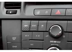 Нажатием кнопок Sport или OPC можно сменить настройки подвески, рулевого, полного привода и системы стабилизации на спортивные и экстремально скоростные.