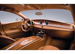 Интерьер Bugatti объединяет эпохи: классический лакированный шпон и кожа соседствуют с ЖК-монитором. 