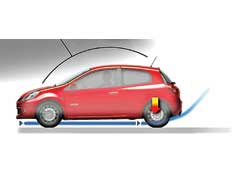 Плоское днище с диффузором создает разряжение воздуха под автомобилем, за счет чего возникает дополнительная прижимная сила. Благодаря этому машина стабильнее ведет себя на скорости.