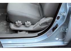 Посадка в Hyundai более низкая и глубокая. К тому же водитель может отрегулировать не только высоту кресла, но и наклон подушки.