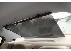 Солнцезащитные выдвижные шторки можно заказать как на заднее стекло, так и на стекла задних дверей. Мы уже привыкли к этому на других моделях Renault.