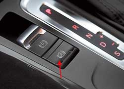 Если нажать кнопку  Auto , то «ручник» будет включаться при каждой  остановке.