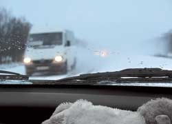 При разъездах со встречными авто следует опасаться снежной пыли, за которой может оказаться встречный и попутный транспорт.