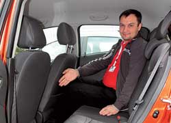 За счет высокой посадки даже в автомобиле с базой в 2375 мм  для ног задних пассажиров есть место.