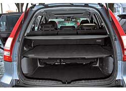 Багажник, разделенный на две части полочкой, удобен при дальних поездках.