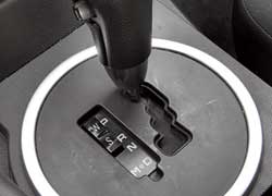 Новый 6-ступенчатый «автомат» в мануальном режиме позволяет переключать передачи двумя кнопками на руле или  рычажком  на ручке АКП. У коробки есть зимний режим работы и обычный, который, именуется  спортивным.