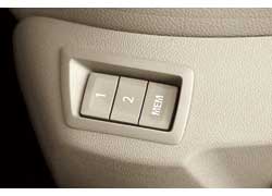 Настройки передних сидений оснащены электроприводом с возможностью сохранения памяти в двух вариантах.