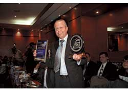  Генеральный директор дистрибьютора Opel компании «УкрАвтоЗАЗ-Сервис» Олег Кривовяз собрал 3 статуэтки победителя за Insignia, а также получил призы «Авторейтинга» за хорошие продажи «Славут» и «Ланосов».
