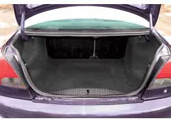 Увеличить объем багажника, сложив задние сиденья, можно в обоих автомобилях, но более вместителен грузовой отсек Mondeo – 470 против 400 л у Leganza.