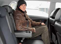 Посадка в Hyundai более вертикальная, но места для головы пассажира больше.  