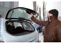 Единственный минус багажника – выступающие в него колесные арки. Для удобства погрузки в Hyundai предусмотрено открывающееся заднее стекло. 