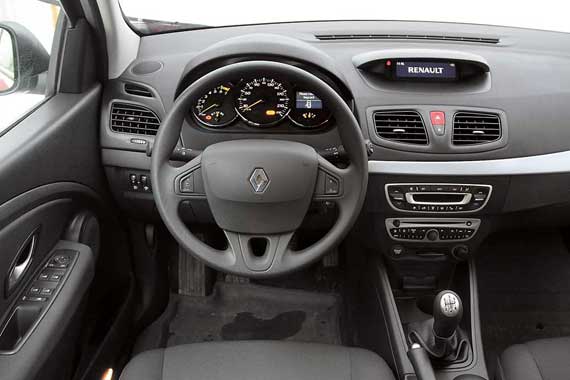 На руле – привычные  крупные кнопки  управления системой круиз-контроля и ограничителя скорости. 