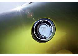 Крышка «бензобака» на капоте – от гламурного бренда Swarovski. Ее кристаллы являются индикаторами заряда батареи: красный – не заряжена, оранжевый – заряжена наполовину, зеленый – полностью заряжена.