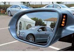 При перестроениях система Audi side assist подсказывает о помехах 
