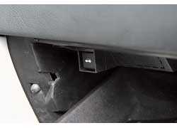 Кнопка открытия замка крышки багажника расположена внутри бардачка. 