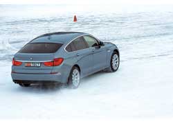 Зимой полноприводная трансмиссия BMW GT 5 Series облегчила бы жизнь, но версии модели, оснащенные X-Drive, появятся в продаже в сентябре.